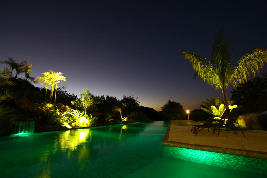 vista noturna das piscinas da pousada Baguá
